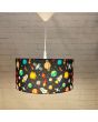 Niermann Ruimte 1003 blauwe hanglamp met raketten en planeten voor een wit stenen muur