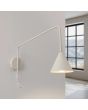 brandende beige metalen wandlamp met een zwenkarm met een uitval van 61 cm en kantelbare kop