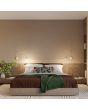 Sfeerfoto van twee beige metalen wandlampen met een zwenkarm met een uitval van 61 cm en kantelbare kop naast een bed