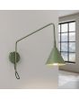 brandende olijfgroen metalen wandlamp met een zwenkarm met een uitval van 61 cm en kantelbare kop