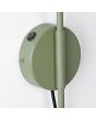 kiepschakelaar op de wandplaat van de olijfgroen metalen wandlamp met een zwenkarm met een uitval van 61 cm en kantelbare kop