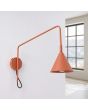 brandende okerrood metalen wandlamp met een zwenkarm met een uitval van 61 cm en kantelbare kop
