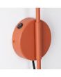 kiepschakelaar op de wandplaat van de okerrood metalen wandlamp met een zwenkarm met een uitval van 61 cm en kantelbare kop