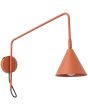 okerrood metalen wandlamp met een zwenkarm met een uitval van 61 cm en kantelbare kop
