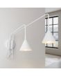 brandende wit metalen wandlamp met twee zwenkarmen van respectievelijk 61 en 80 cm met beide en kantelbaar metalen kapje