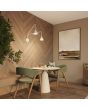 sfeerfoto van een wit metalen wandlamp met twee zwenkarmen van respectievelijk 61 en 80 cm met beide en kantelbaar metalen kapje boven een eettafel