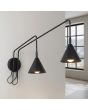 brandende zwart metalen wandlamp met twee zwenkarmen van respectievelijk 61 en 80 cm met beide en kantelbaar metalen kapje