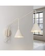 brandende beige metalen wandlamp met twee zwenkarmen van respectievelijk 61 en 80 cm met beide en kantelbaar metalen kapje