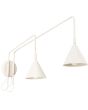 beige metalen wandlamp met twee zwenkarmen van respectievelijk 61 en 80 cm met beide en kantelbaar metalen kapje