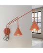 brandende okerrood metalen wandlamp met twee zwenkarmen van respectievelijk 61 en 80 cm met beide en kantelbaar metalen kapje