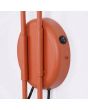 kiepschakelaar op het wandplaatje van de okerrood metalen wandlamp met twee zwenkarmen van respectievelijk 61 en 80 cm met beide en kantelbaar metalen kapje