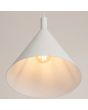 binnenzijde kap van de wit metalen kegelvormige hanglamp met een diameter van 25cm