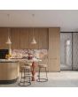 sfeerfoto van twee beige metalen kegelvormige hanglampen met een diameter van 25cm in een keuken