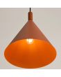 binnenzijde kapje van de okerrood metalen kegelvormige hanglamp met een diameter van 25 cm