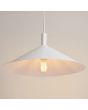 onderzijde kap van de wit metalen kegelvormige hanglamp met een diameter van 40 cm