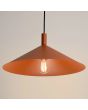 binnenzijde kap van de okerrood metalen kegelvormige hanglamp met een diameter van 40 cm