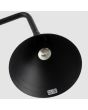 binnenzijde kapje met E14 fitting van de zwart metalen tafellamp van 35 cm hoog met een draaibaar en kantelbaar metalen kegelvormig kapje