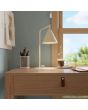 sfeerfoto van beige metalen tafellamp van 35 cm hoog met een draaibaar en kantelbaar metalen kegelvormig kapje op een houten bureau