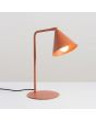 brandende okerrood metalen tafellamp van 35 cm hoog met een draaibaar en kantelbaar metalen kegelvormig kapje