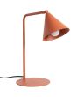 okerrood metalen tafellamp van 35 cm hoog met een draaibaar en kantelbaar metalen kegelvormig kapje