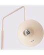 binnenzijde kapje met E14 fitting van de beige metalen leeslamp van 165 cm hoog met een draaibaar en kantelbaar metalen kegelvormig kapje