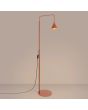 brandende okerrood metalen leeslamp van 165 cm hoog met een draaibaar en kantelbaar metalen kegelvormig kapje