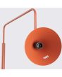 binnenzijde kapje met E14 fitting van de okerrood metalen leeslamp van 165 cm hoog met een draaibaar en kantelbaar metalen kegelvormig kapje