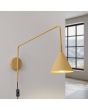 Brandende Sollux Nox mat goud kleurige wandlamp met een uitval van 61 cm met een kantelbare spot met E14 fitting en snoer van 185 cm met schakelaar en stekker
