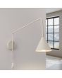 Brandende Sollux Nox beige wandlamp met een uitval van 61 cm met een kantelbare spot met E14 fitting en snoer van 185 cm met schakelaar en stekker
