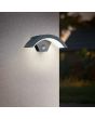 Trio Ohio 220969142 sfeerfoto van antracietgrijze sensorlamp met halfronde naar beneden gerechte kap met lichtbeeld aan buitenmuur