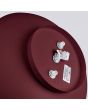 Achterzijde van de bordeauxrood kleurige metalen plafonnière van 30 cm in diameter met wit kunststof blender