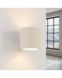 Brandende Sollux Orbis beige betonnen cilindervormige wandlamp van 10cm hoog met up en down licht