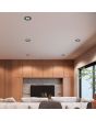 Trio Pamir 650510132 sfeerfoto van vijf ronde zwarte LED inbouwspots met reflector boven een moderne woonkamer met een houten kastenwand rond de TV