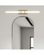 Searchlight Parma sfeerfoto van messing spiegellamp met 47cm lange drie hoekige stang als LED unit boven een spiegel