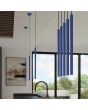 sfeerfoto van meerdere ultramarijn blauwe hanglampen met buisvormige kap van 2,5 cm in diameter en 50 cm in hoogte boven een kookeiland