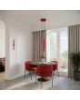 sfeerfoto van een rood buisvormige wandlamp met een diameter van 25 mm en een hoogte van 50 cm in een eetkamer