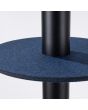 Bovenaanzicht schijf van vilt van de Sollux Pelta zwarte buisvormige hanglamp met een marine blauwe schijf van vilt met een diameter van 30cm eromheen