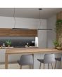 Thoro Pinne TH030 sfeerfoto twee hanglampen met twee staalkabels als bevestiging en 67cm zwarte lichtbalk met opalen diffuser boven een eettafel voor een keuken