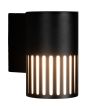 Konstsmide Pistoia zwarte wandlamp voor buiten van 17,5 cm hoog met een buisvormig kapje met streepvormige openingen voor het licht