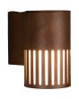 Konstsmide Pistoia roestbruine wandlamp voor buiten van 17,5 cm hoog met een buisvormig kapje met streepvormige openingen voor het licht