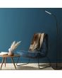 Searchlight Plume 10430BK sfeerfoto van zwarte oplaadbare vloerlamp met flexibele hals, buisvormige kop met led paneel en touchdimmer op de kop naast een blauwe stoel en houten bijzettafel met boek en vaas