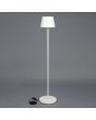Konstsmide Pomezia witte aluminium IP54 terraslamp van 124 cm hoog met rond kapje met dockingstation ernaast