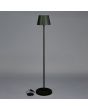 Konstsmide Pomezia mat zwarte aluminium IP54 terraslamp van 124 cm hoog met rond kapje met dockingstation ernaast