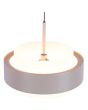 Detailfoto van de bovenkant van een kap van de Freelight Puleggia creme kleurige hanglamp van 90 cm lang met drie pendels met geïntegreerde LED en katrolsysteem voor de hoogte