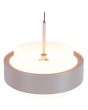 Detailfoto van de bovenkant van een kap van de Freelight Puleggia creme kleurige hanglamp van 35 cm in diameter met drie pendels met geïntegreerde LED en katrolsysteem voor de hoogte