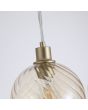 Searchlight Radiance 44520-6CP detailfoto van de bovenzijde van een glazen kap van de hanglamp met goudkleurige langwerpige brede plafondbalk en zes goudkleurige pendels met gedraaid geribbelde champagnekleurig glazen kap