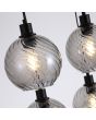 Searchlight Radiance 44520-6SM detailfoto van het glas van de hanglamp met zwarte langwerpige brede plafondbalk en zes zwarte pendels met gedraaid geribbelde rookglazen kap