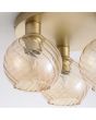 Searchlight Radiance 44521CP detailfoto van het glas van de plafondlamp met goudkleurige ronde plafondplaat en drie goudkleurige gedraaid geribbelde champagnekleurig glazen kapjes