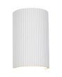 Onderaanzicht brandende Trio Sepanta overschilderbare 22cm hoge geribbelde wandlamp van gips met lichtopening naar boven en beneden