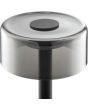Detailfoto van de bovenzijde van de kap van de Brilliant Razor zwarte oplaadbare tafellamp van 26 cm hoog met rond rookglazen kap van 12 cm in diameter